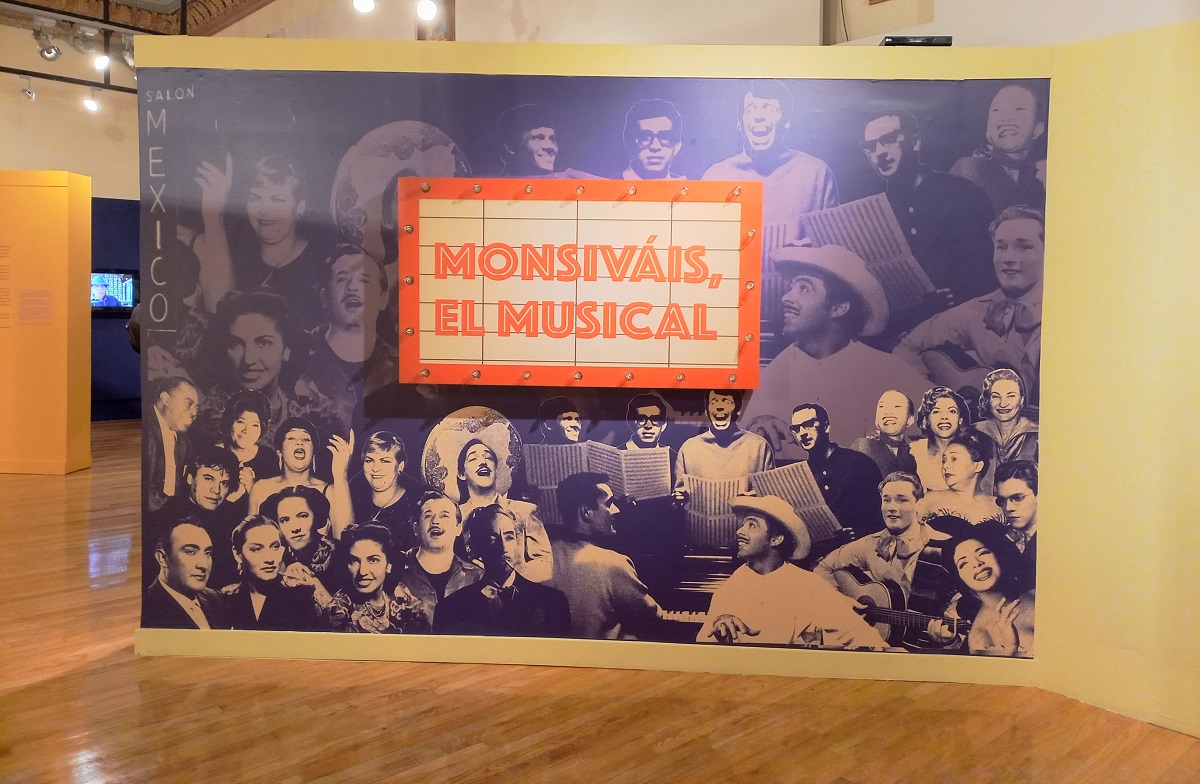 Mural del Museo del Estanquillo, con un collage de imágenes de Monsiváis y un letrero con el nombre del artista